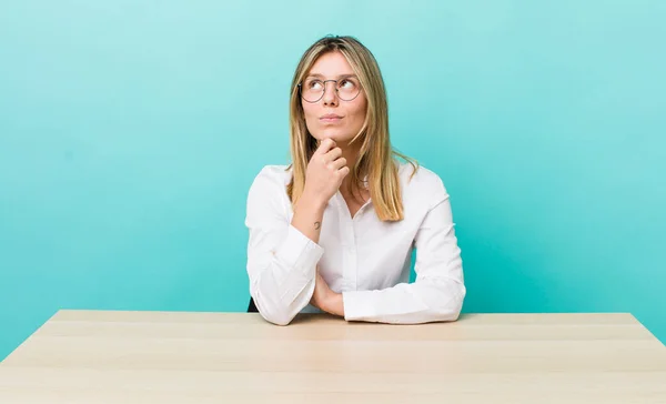 Pretty Blonde Woman Thinking Feeling Doubtful Confused Business Desk Concept — ストック写真