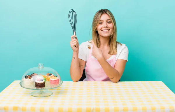 Mooie Blonde Vrouw Die Vrolijk Lacht Zich Gelukkig Voelt Naar — Stockfoto