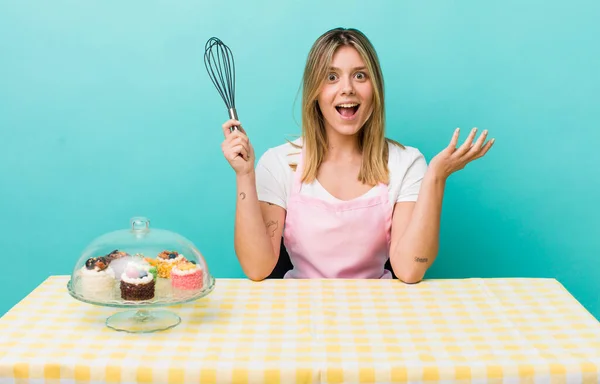 Mooie Blonde Vrouw Zich Gelukkig Voelen Verrast Realiseren Van Een — Stockfoto