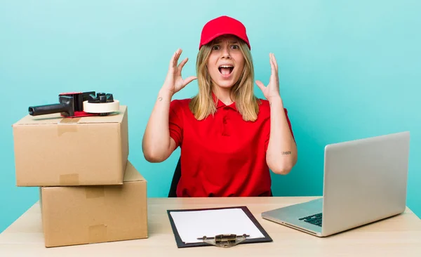 Pretty Blonde Woman Screaming Hands Air Packer Employee Concept — ストック写真