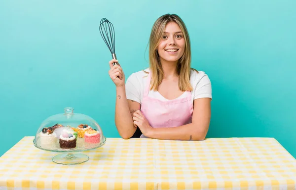 Mooie Blonde Vrouw Die Gelukkig Aangenaam Verrast Uitziet Zelfgemaakt Cake — Stockfoto