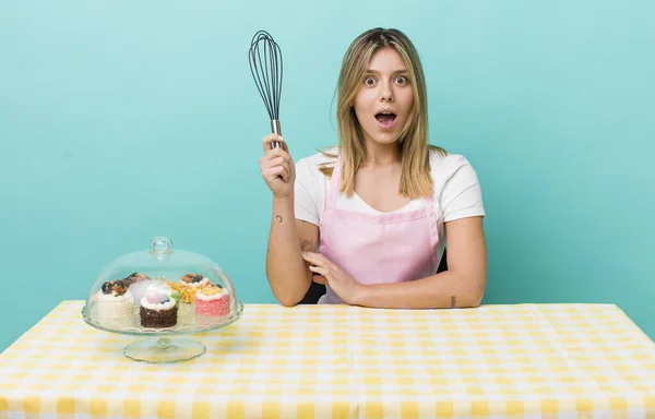 Mooie Blonde Vrouw Kijkt Erg Geschokt Verrast Zelfgemaakt Cake Concept — Stockfoto