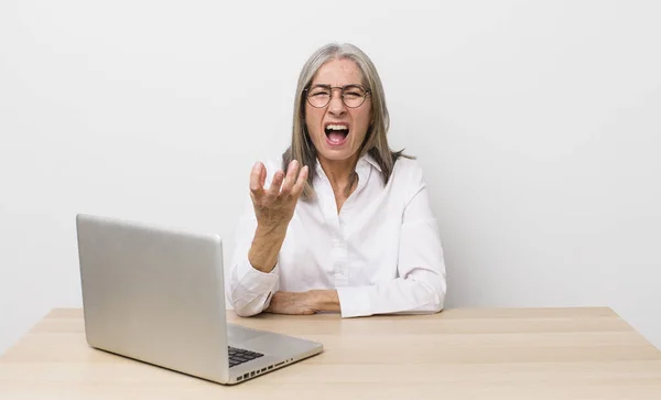 Seniorin Mit Grauem Haar Sieht Wütend Genervt Und Frustriert Aus — Stockfoto