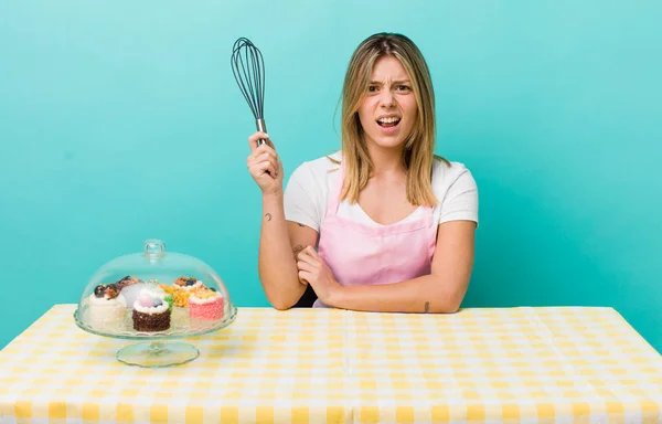 Mooie Blonde Vrouw Die Zich Verward Verward Voelt Zelfgemaakt Cake — Stockfoto