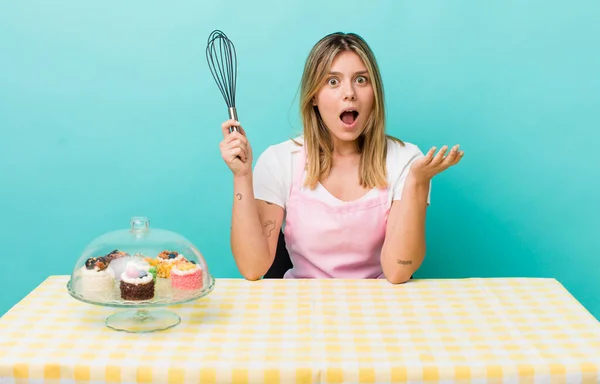 Vacker Blond Kvinna Känner Sig Extremt Chockad Och Förvånad Hembakat — Stockfoto