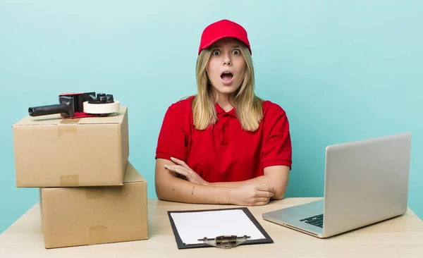 Mujer Rubia Bonita Mirando Muy Sorprendido Sorprendido Concepto Empleado Empacador —  Fotos de Stock