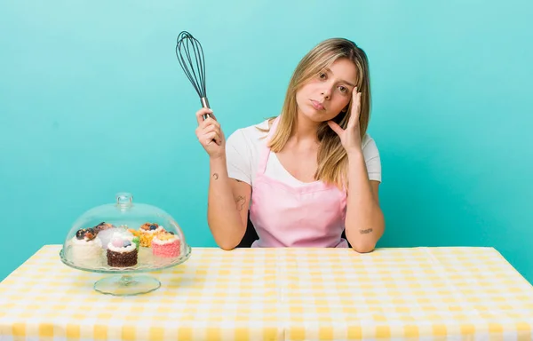 Mooie Blonde Vrouw Voelt Zich Verveeld Gefrustreerd Slaperig Een Vermoeiende — Stockfoto