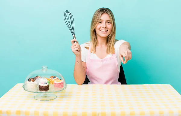 Csinos Szőke Aki Kamerára Mutat Téged Választ Házi Készítésű Torta — Stock Fotó