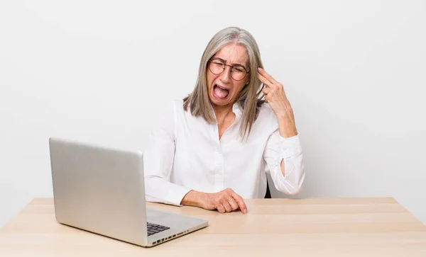 Mulher Cabelo Grisalho Sênior Olhar Infeliz Estressado Gesto Suicida Fazendo — Fotografia de Stock