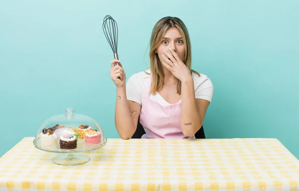 Csinos Szőke Eltakarja Száját Egy Megdöbbent Kézzel Házi Készítésű Torta — Stock Fotó