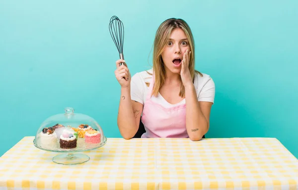 Mooie Blonde Vrouw Voelt Zich Geschokt Bang Zelfgemaakt Cake Concept — Stockfoto