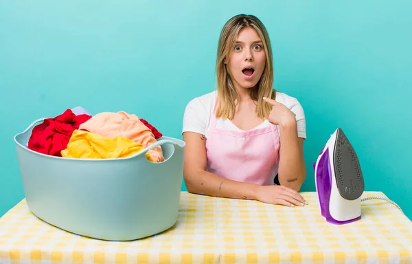 Hübsche Blonde Frau Die Schockiert Und Überrascht Mit Weit Aufgerissenem — Stockfoto