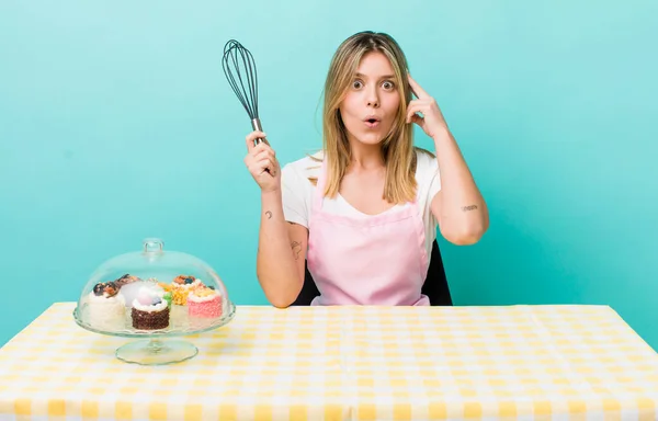 Mooie Blonde Vrouw Kijkt Verrast Realiseert Een Nieuwe Gedachte Idee — Stockfoto