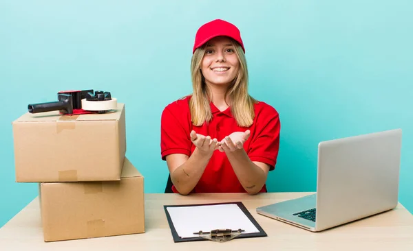 Pretty Blonde Woman Smiling Happily Friendly Offering Showing Concept Packer — ストック写真