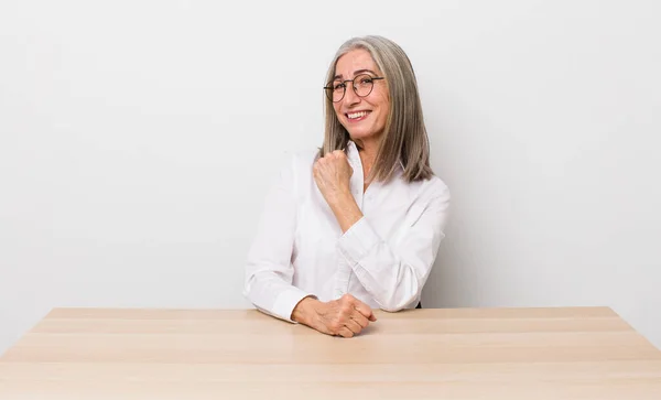 Anziana Donna Capelli Grigi Sentirsi Felice Fronte Una Sfida Festeggiare — Foto Stock