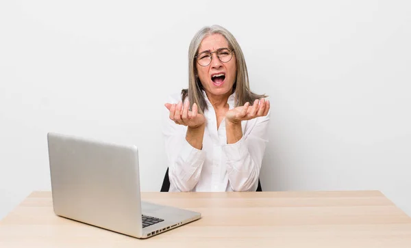 Starší Šedovlasá Žena Vypadala Zoufale Frustrovaně Vystresovaně Kancelářský Obchodní Koncept — Stock fotografie