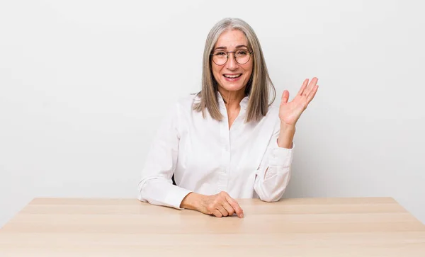 Senior Siwe Włosy Kobieta Czuje Się Szczęśliwy Zaskoczony Realizacji Rozwiązania — Zdjęcie stockowe