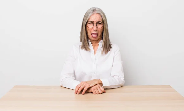 Mujer Mayor Pelo Gris Sintiéndose Disgustada Irritada Lengua Hacia Fuera —  Fotos de Stock