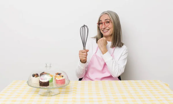 Ältere Grauhaarige Frau Die Sich Glücklich Fühlt Und Vor Einer — Stockfoto