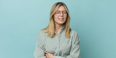 Genç, güzel sarışın kadın endişeli, hasta, hasta ve mutsuz hissediyor. Ağrılı bir karın ağrısı ya da grip geçiriyor.