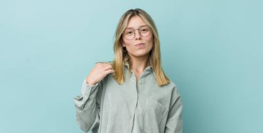 Genç, güzel sarışın kadın kibirli, başarılı, pozitif ve gururlu görünüyor.