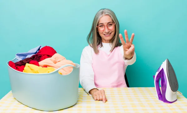 Senior Gris Cabello Mujer Sonriendo Buscando Amigable Mostrando Número Tres — Foto de Stock