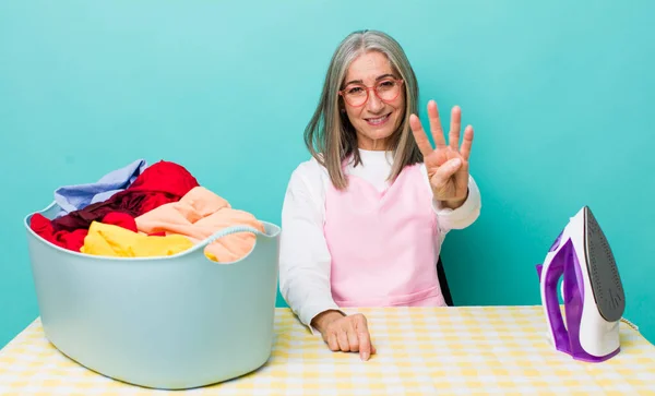 Senior Gris Cabello Mujer Sonriendo Buscando Amigable Mostrando Número Cuatro — Foto de Stock
