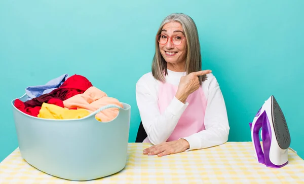 Mujer Pelo Gris Senior Sonriendo Alegremente Sintiéndose Feliz Señalando Concepto — Foto de Stock