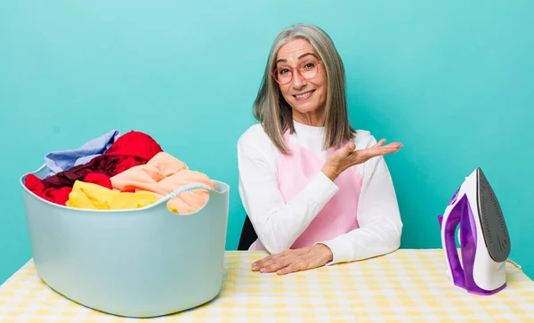 Senior Gris Cabello Mujer Sonriendo Alegremente Sintiéndose Feliz Mostrando Concepto — Foto de Stock