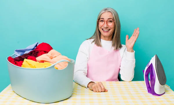 Senior Gris Cabello Mujer Sintiéndose Feliz Sorprendido Realizando Una Solución — Foto de Stock