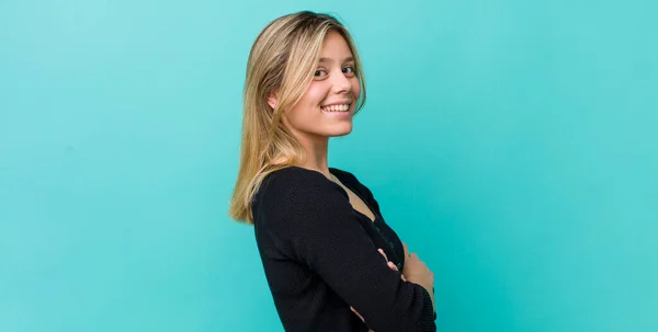 Ung Pen Blond Kvinne Som Smiler Til Kamera Med Kryssede – stockfoto