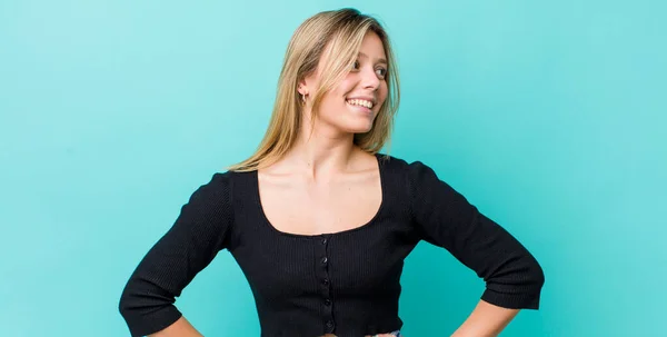 Jovem Bonita Mulher Loira Olhando Feliz Alegre Confiante Sorrindo Orgulhosamente — Fotografia de Stock