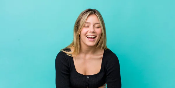 Ung Söt Blond Kvinna Skrattar Högt Någon Rolig Skämt Känna — Stockfoto