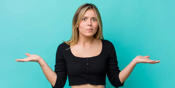 Young Pretty Blonde Woman Feeling Puzzled Confused Doubting Weighting Choosing — Stock Photo, Image