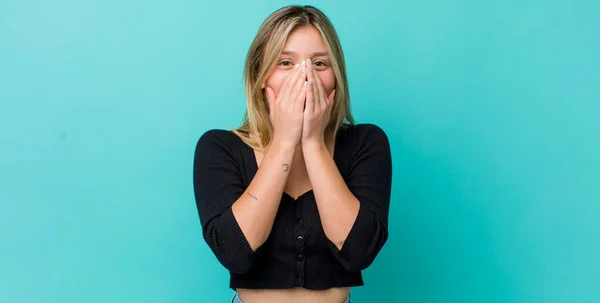 若いです可愛いですブロンドの女性幸せそうです 陽気です 幸運と両手で口をカバー驚いて — ストック写真