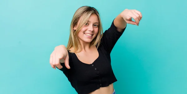 Jong Mooi Blond Vrouw Gevoel Gelukkig Zelfverzekerd Wijzend Naar Camera — Stockfoto