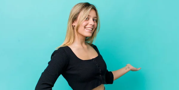 Ung Flot Blondine Kvinde Føler Sig Glad Munter Smiler Byder - Stock-foto
