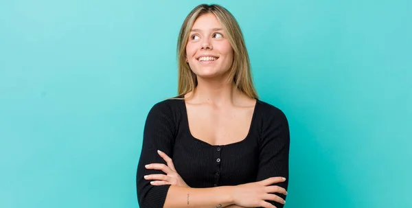 Jovem Mulher Loira Bonita Sentindo Feliz Orgulhosa Esperançosa Imaginando Pensando — Fotografia de Stock