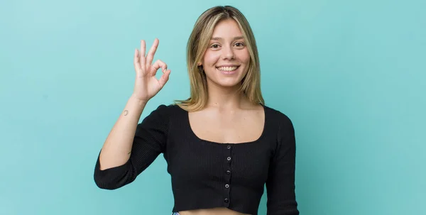 Giovane Bella Donna Bionda Sentirsi Felice Rilassata Soddisfatta Mostrando Approvazione — Foto Stock