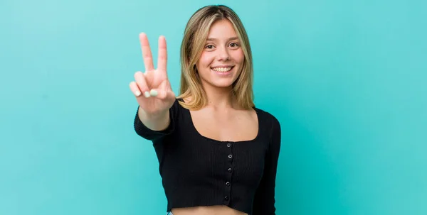Genç Güzel Sarışın Kadın Gülümsüyor Mutlu Görünüyor Kaygısız Pozitif Zafer — Stok fotoğraf