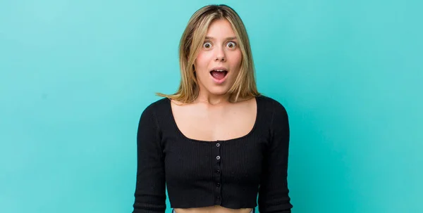 Jong Mooi Blond Vrouw Kijken Zeer Geschokt Verrast Staren Met — Stockfoto
