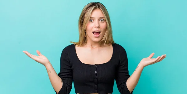 Jovem Mulher Loira Bonita Sentindo Feliz Animado Surpreso Chocado Sorrindo — Fotografia de Stock