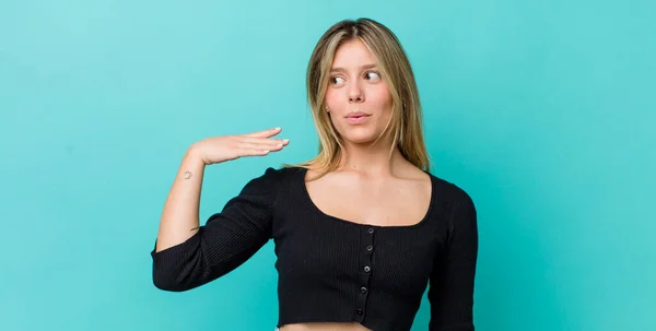 Ung Söt Blond Kvinna Känner Sig Stressad Orolig Trött Och — Stockfoto