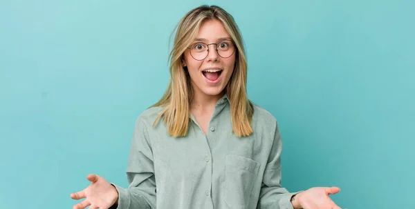 Ung Söt Blond Kvinna Känner Sig Lycklig Förvånad Lycklig Och — Stockfoto