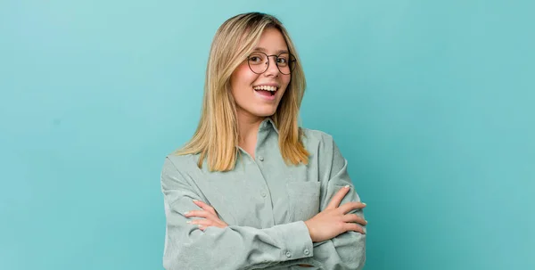 Joven Mujer Rubia Bonita Riendo Felizmente Con Los Brazos Cruzados — Foto de Stock