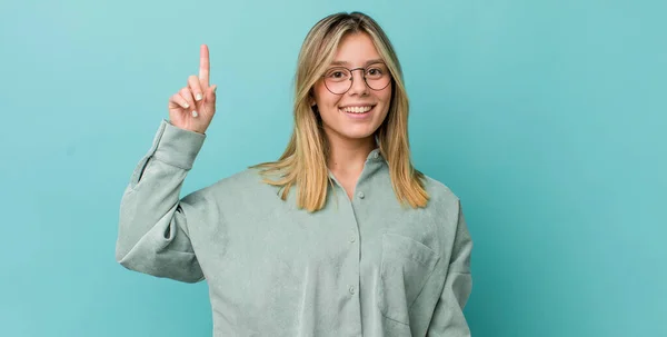 Giovane Bella Donna Bionda Sorridente Allegramente Felicemente Indicando Verso Alto — Foto Stock