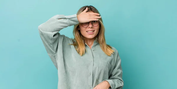 Young Pretty Blonde Woman Panicking Forgotten Deadline Feeling Stressed Having — Stock Photo, Image