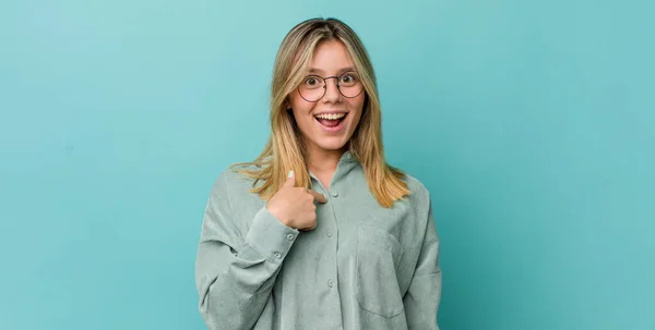 Jovem Bonita Mulher Loira Olhando Feliz Orgulhoso Surpreso Alegremente Apontando — Fotografia de Stock