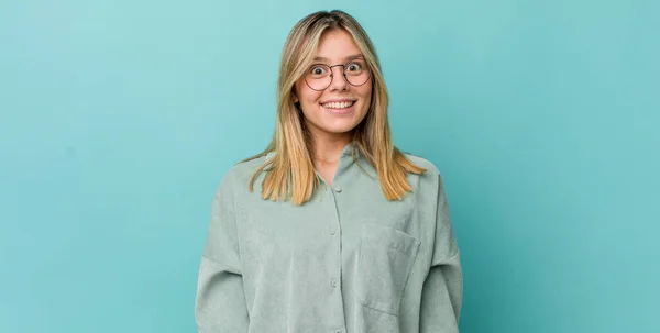 Giovane Bella Donna Bionda Che Sembra Felice Goffo Con Ampio — Foto Stock