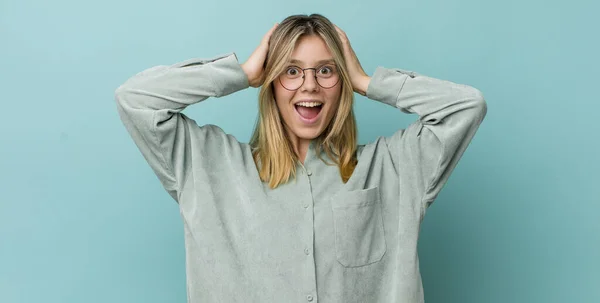 Junge Hübsche Blonde Frau Die Glücklich Unbeschwert Freundlich Und Entspannt — Stockfoto